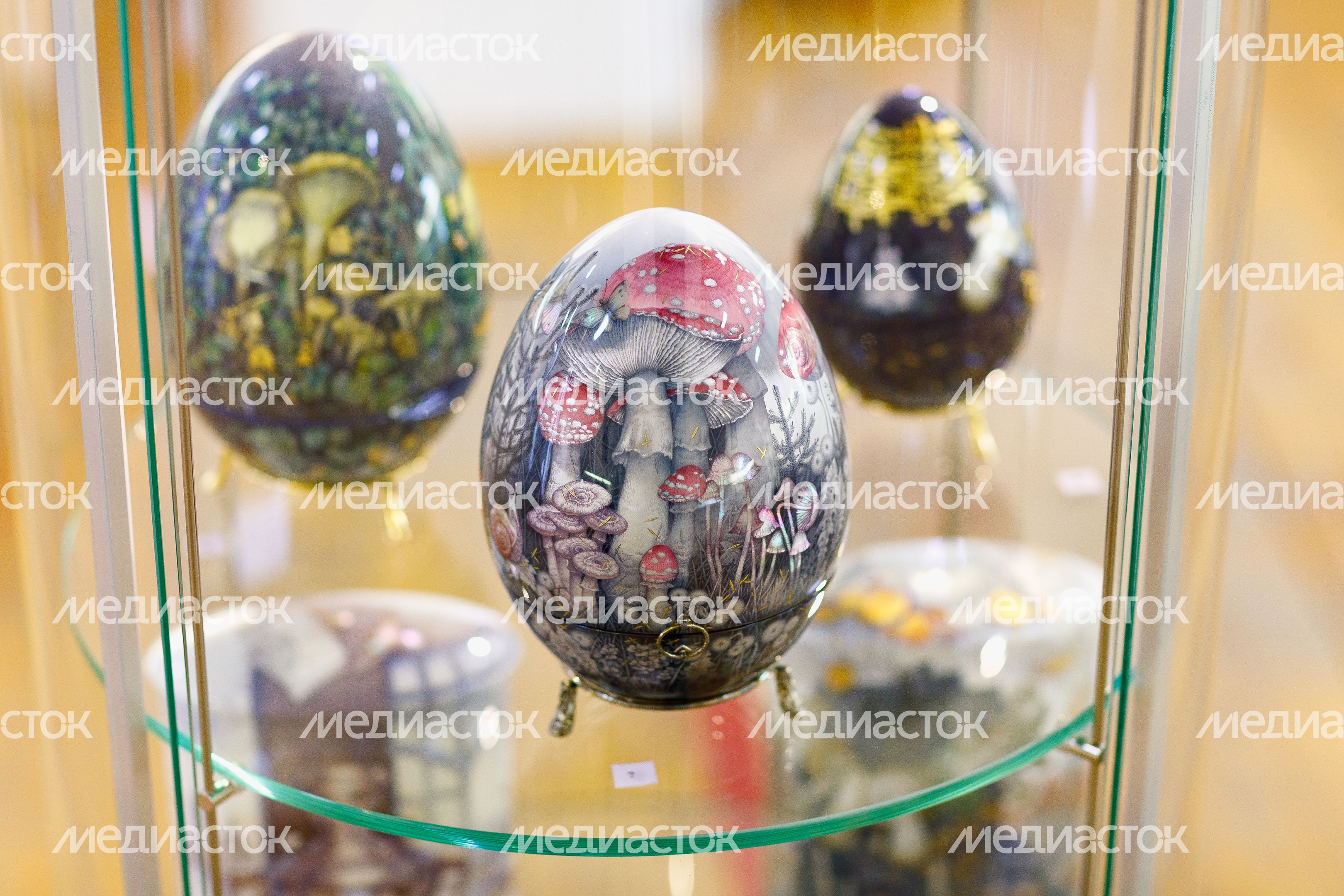 Пасхальное яйцо с лесными грибами на лаковой миниатюре Федоскино на выставке «Фантазии полет и рук творенье…» Пасхальное яйцо с лесными грибами на лаковой миниатюре Федоскино на выставке «Фантазии полет и рук творенье…»