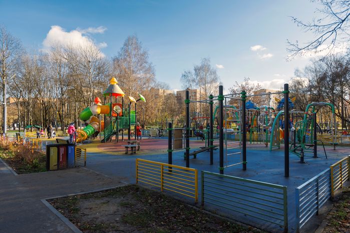 Спортивная площадка в Городском парке культуры и отдыха Долгопрудного осенью