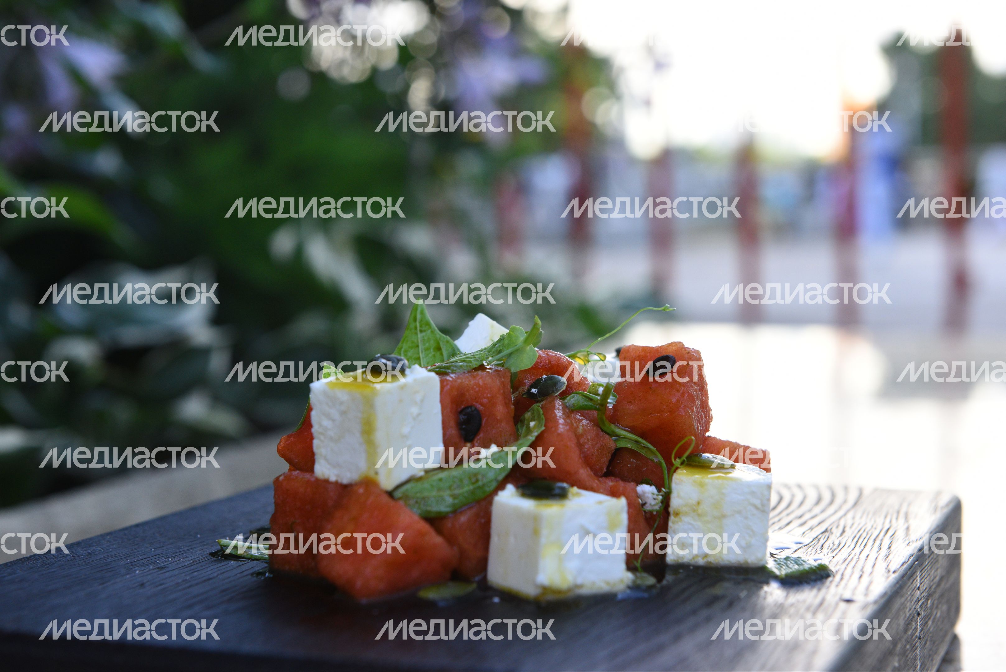 Приготовление закуски из арбуза с сыром фета
