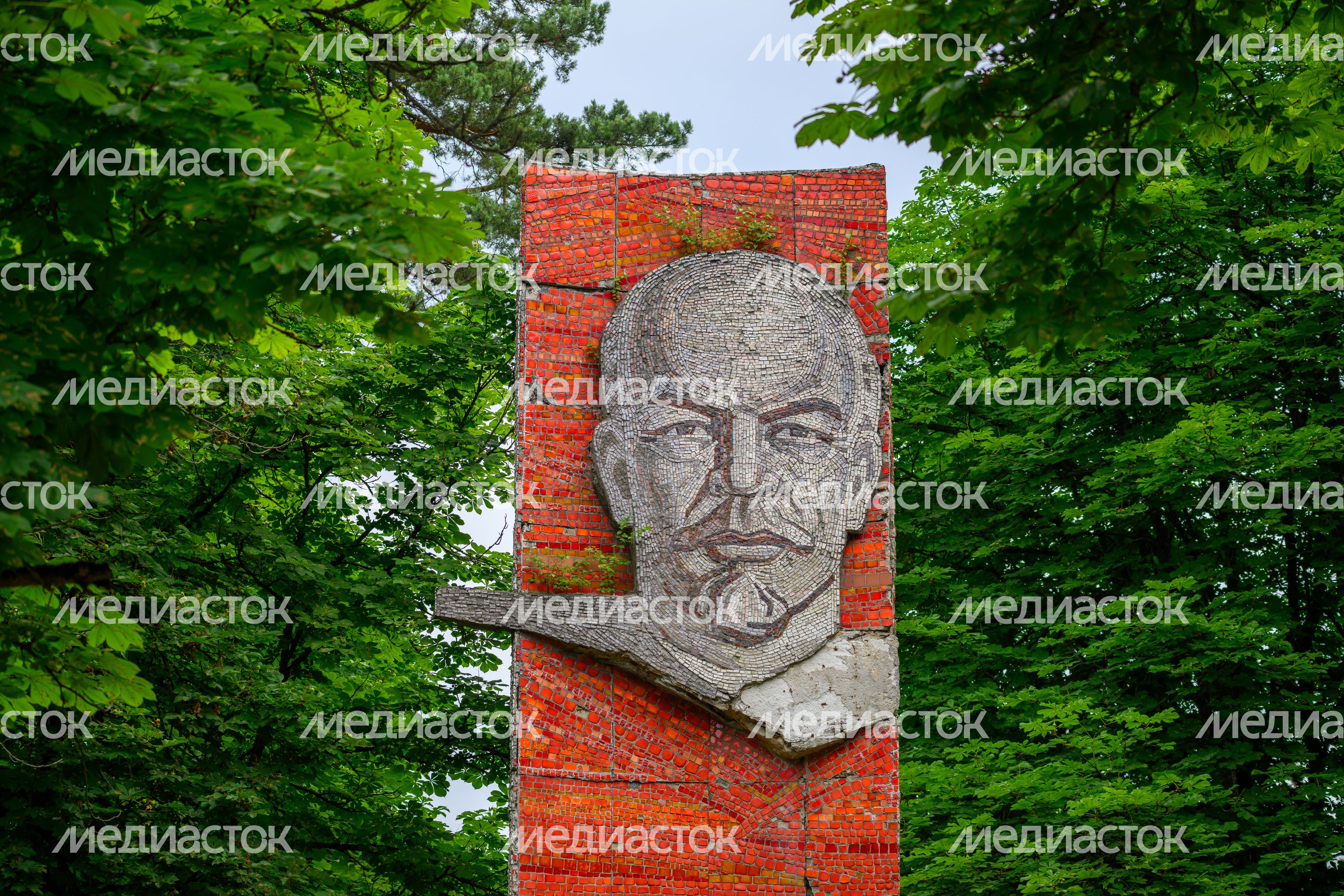 Памятник В.И. Ленину у Центра подготовки Космонавтов в Звездном городке Памятник В.И. Ленину у Центра подготовки Космонавтов в Звездном городке