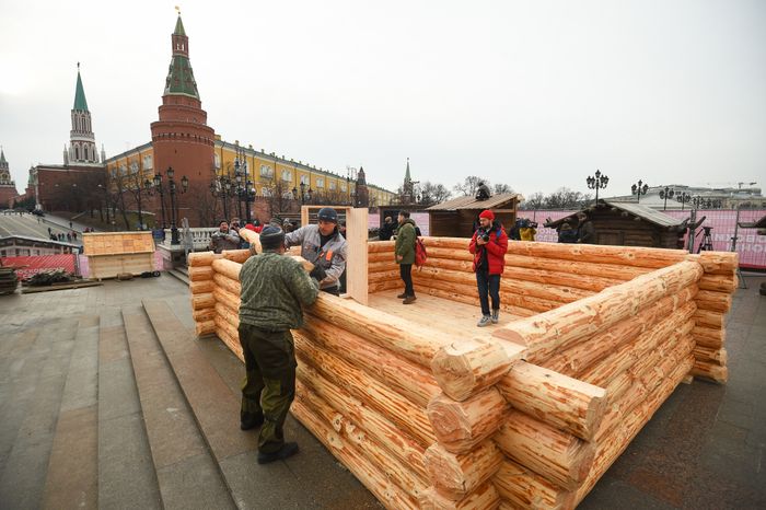 Монтаж инсталляций для фестиваля «Московская Масленица» на Манежной площади