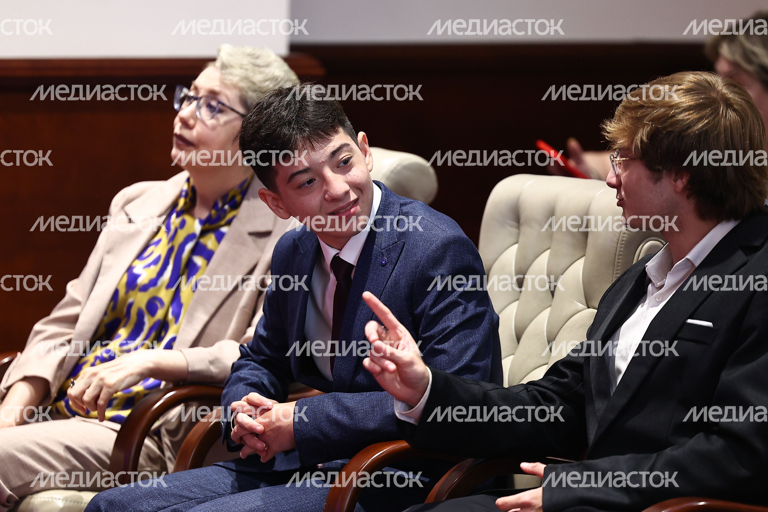 Андрей Воробьев наградил подростков, спасших людей в «Крокусе», а также работников образования и культуры