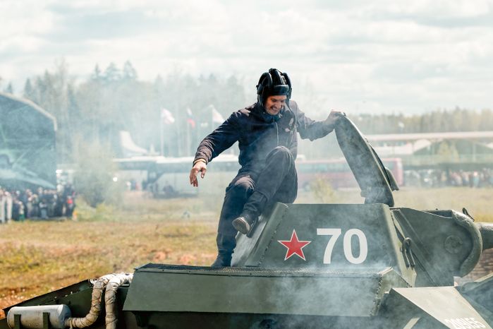 Военно-историческая реконструкция боя Великой Отечественной войны с техникой и авиацией в парке «Патриот» Одинцовского округа