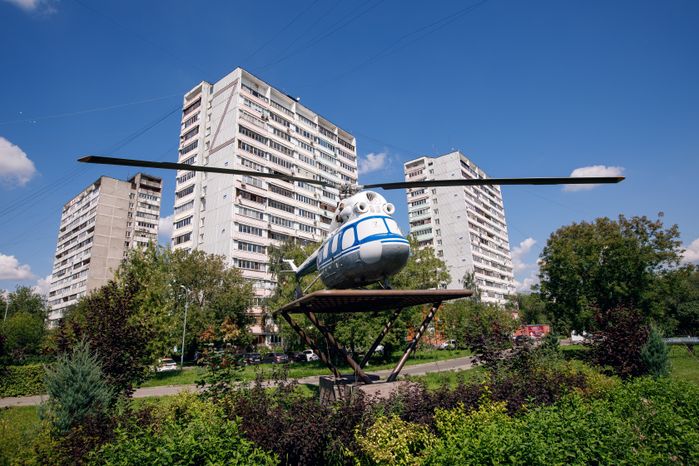 Лобня. Памятник технике: Вертолет Ми-2