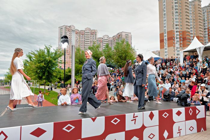 Показ моделей одежды от подмосковных дизайнеров на фестивале современной этнической культуры «РУСь_СВЕТ» в Красногорске