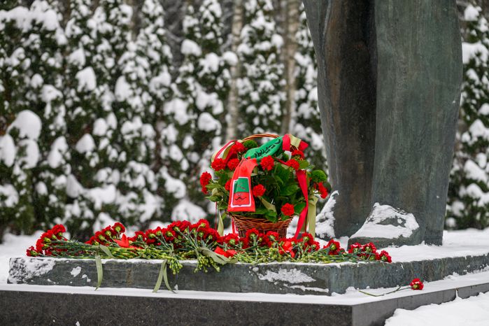 Цветы у памятника первому космонавту Юрию Гагарину в Звездном городке
