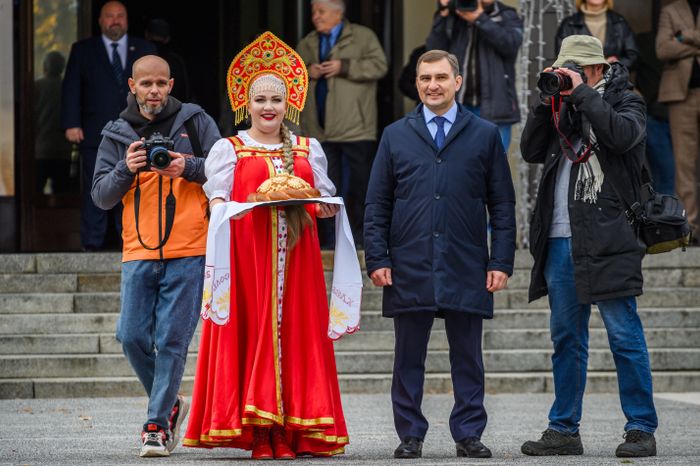 Торжественная встреча космонавтов-рекордсменов по пребыванию на МКС в Звездном городке с хлебом-солью