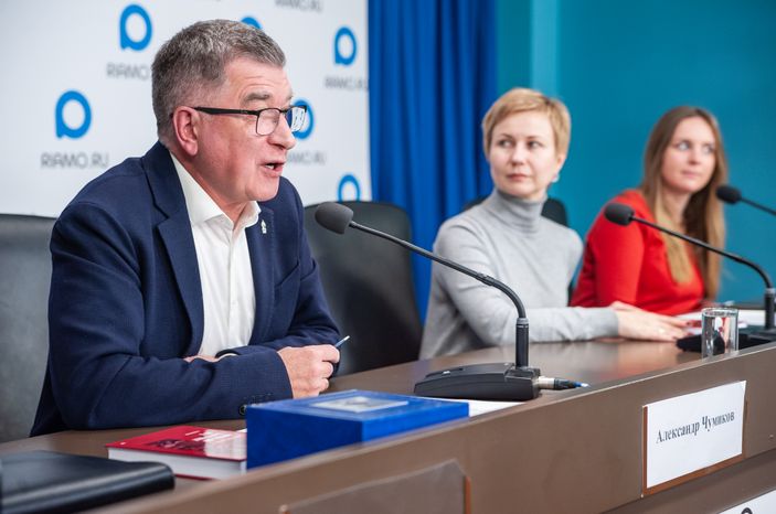 Презентация книги Александра Чумикова «Москва-400. Кам-са-мол! 90-е»