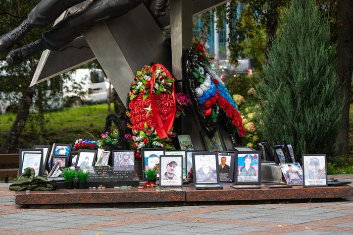 Памятник воинам-интернационалистам на аллее Славы в городе Видное Ленинского округа