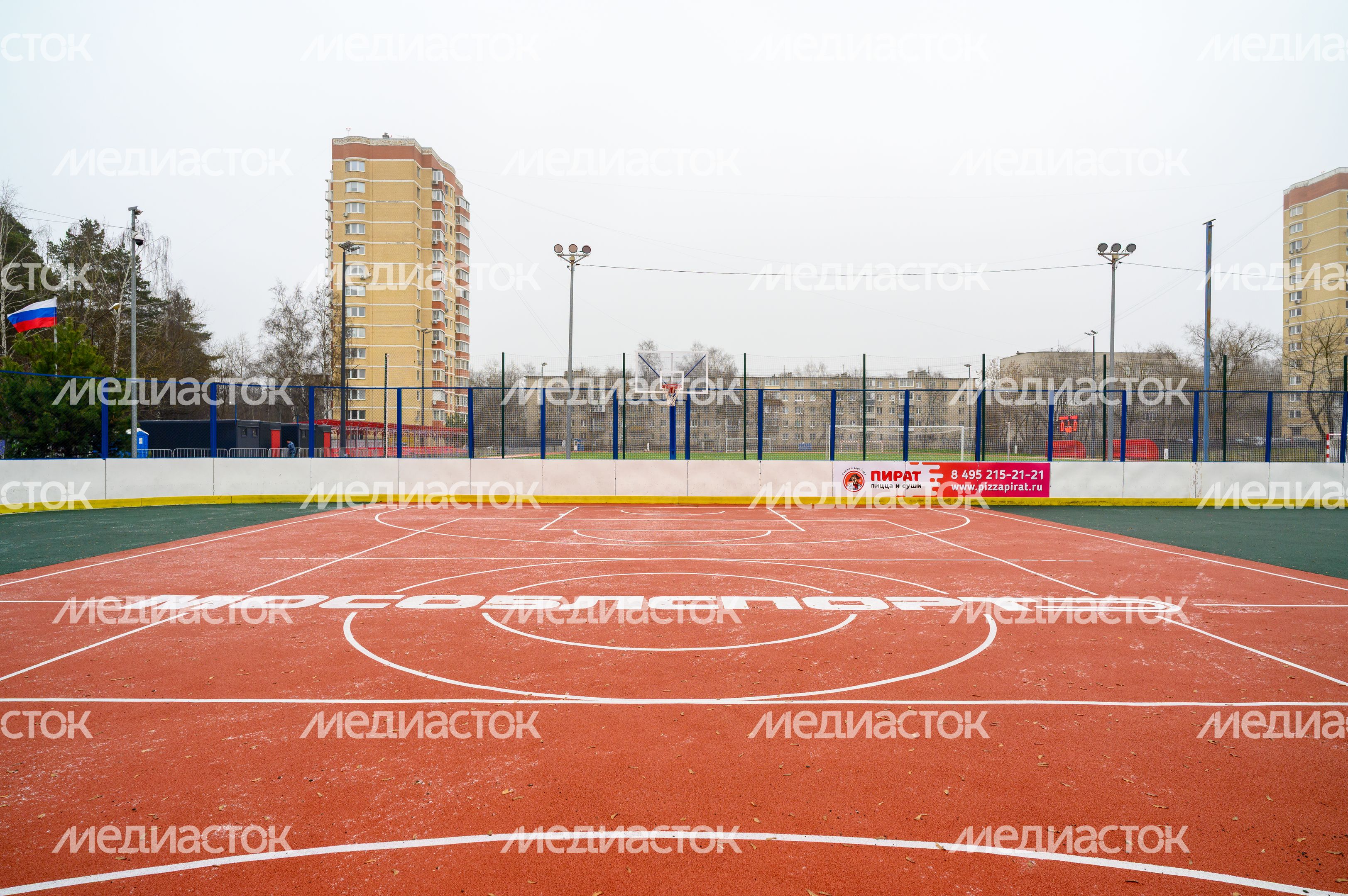 Спортивная площадка на хоккейной коробке стадиона «Труд» в поселке Малаховка округа Люберцы после реконструкции Спортивная площадка на хоккейной коробке стадиона «Труд» в поселке Малаховка округа Люберцы после реконструкции
