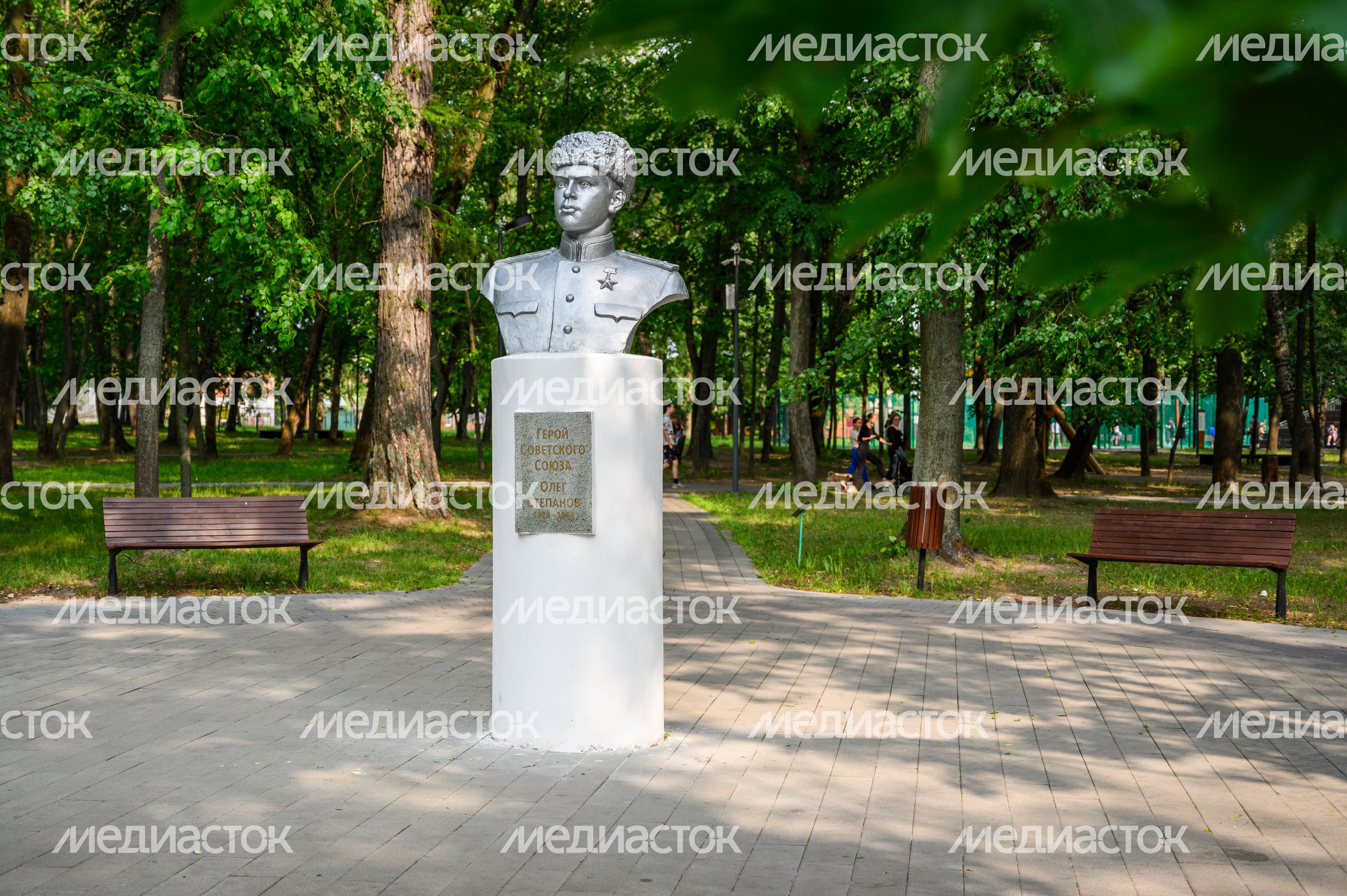 Бюст героя Великой Отечественной войны Олега Степанова в парке культуры и отдыха им. Олега Степанова в Серпухове Бюст героя Великой Отечественной войны Олега Степанова в парке культуры и отдыха им. Олега Степанова в Серпухове