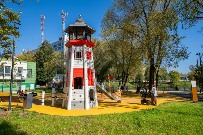 Детская игровая площадка на набережной пруда Москвич в Лобне после благоустройства