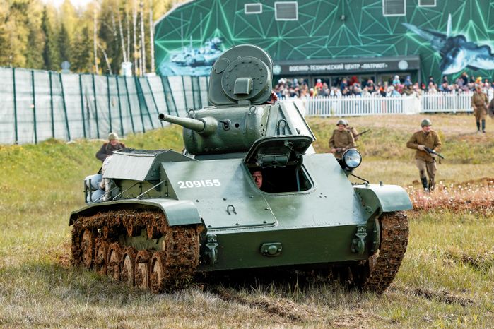 Военно-историческая реконструкция боя Великой Отечественной войны с техникой и авиацией в парке «Патриот» Одинцовского округа
