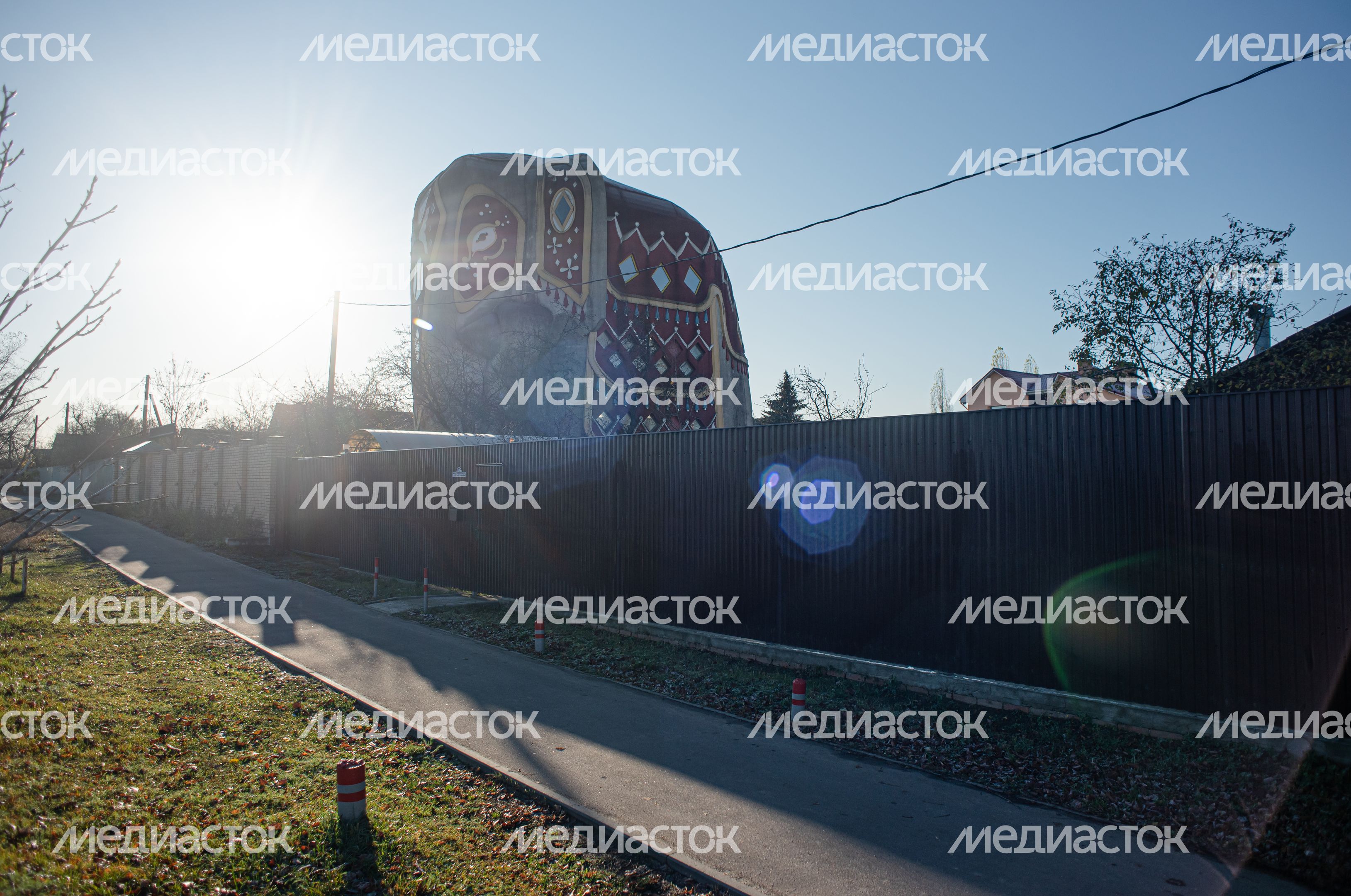 Дом-слон в Подмосковье осенью Дом-слон в Подмосковье осенью