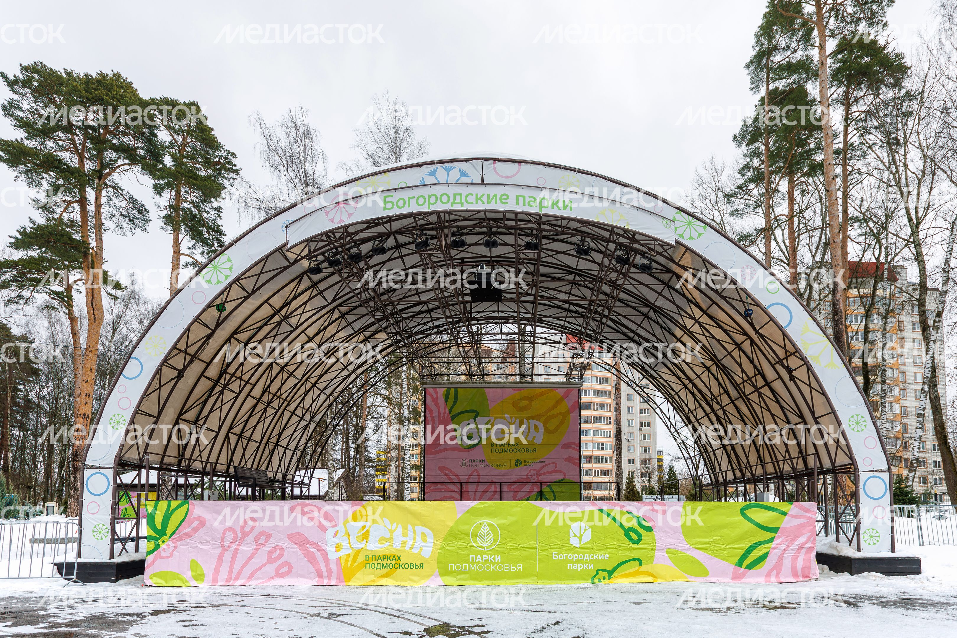 Сцена для мероприятий в Центральном парке культуры и отдыха Ногинска Богородского округа