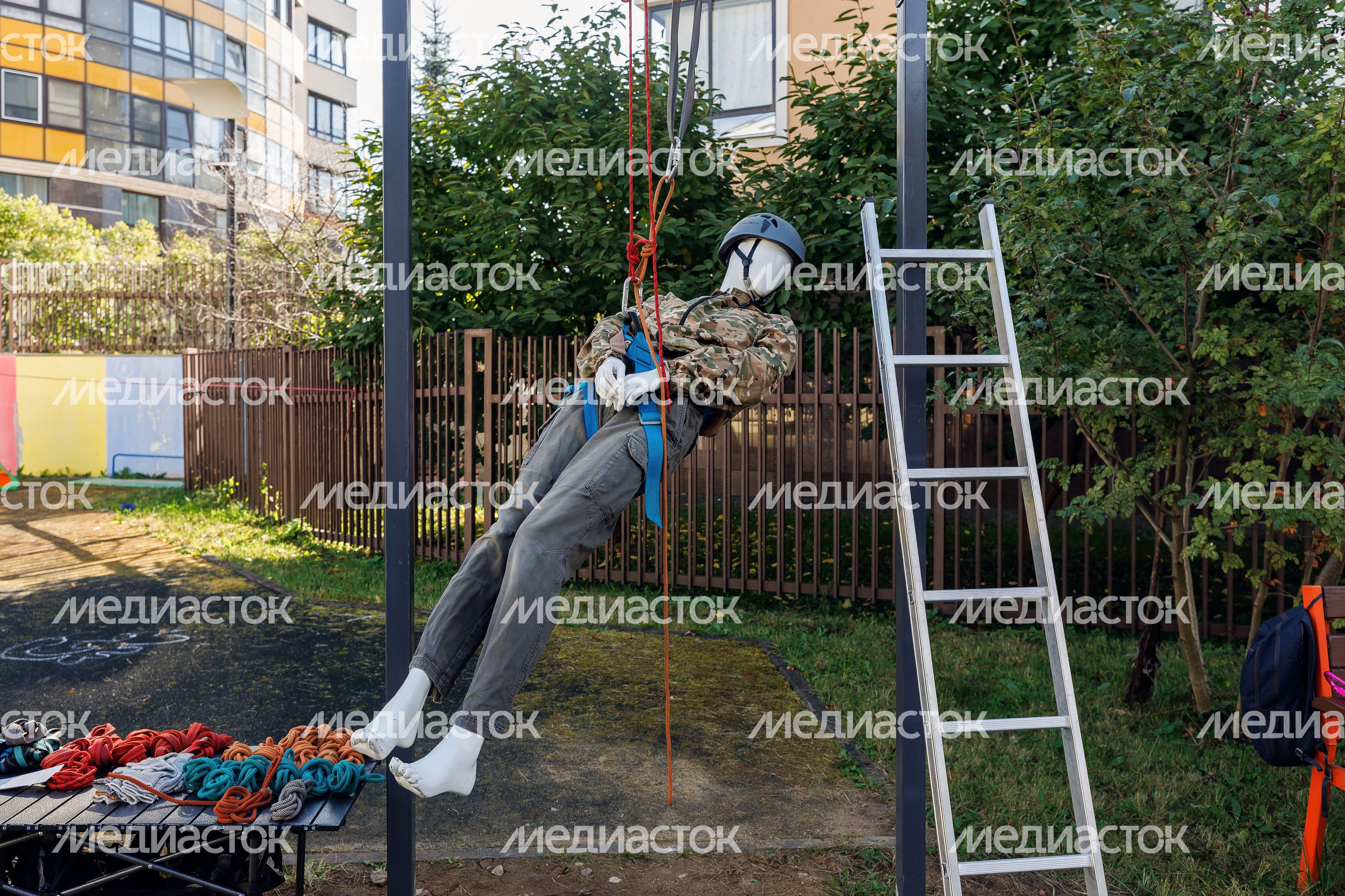 Навыки работы с альпинистскими веревками дети отработали на научном фестивале «НЕурок географии» в Химках Навыки работы с альпинистскими веревками дети отработали на научном фестивале «НЕурок географии» в Химках