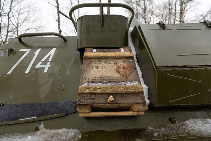 Военная техника у мемориала «Афганская война и СВО» в Бронницах