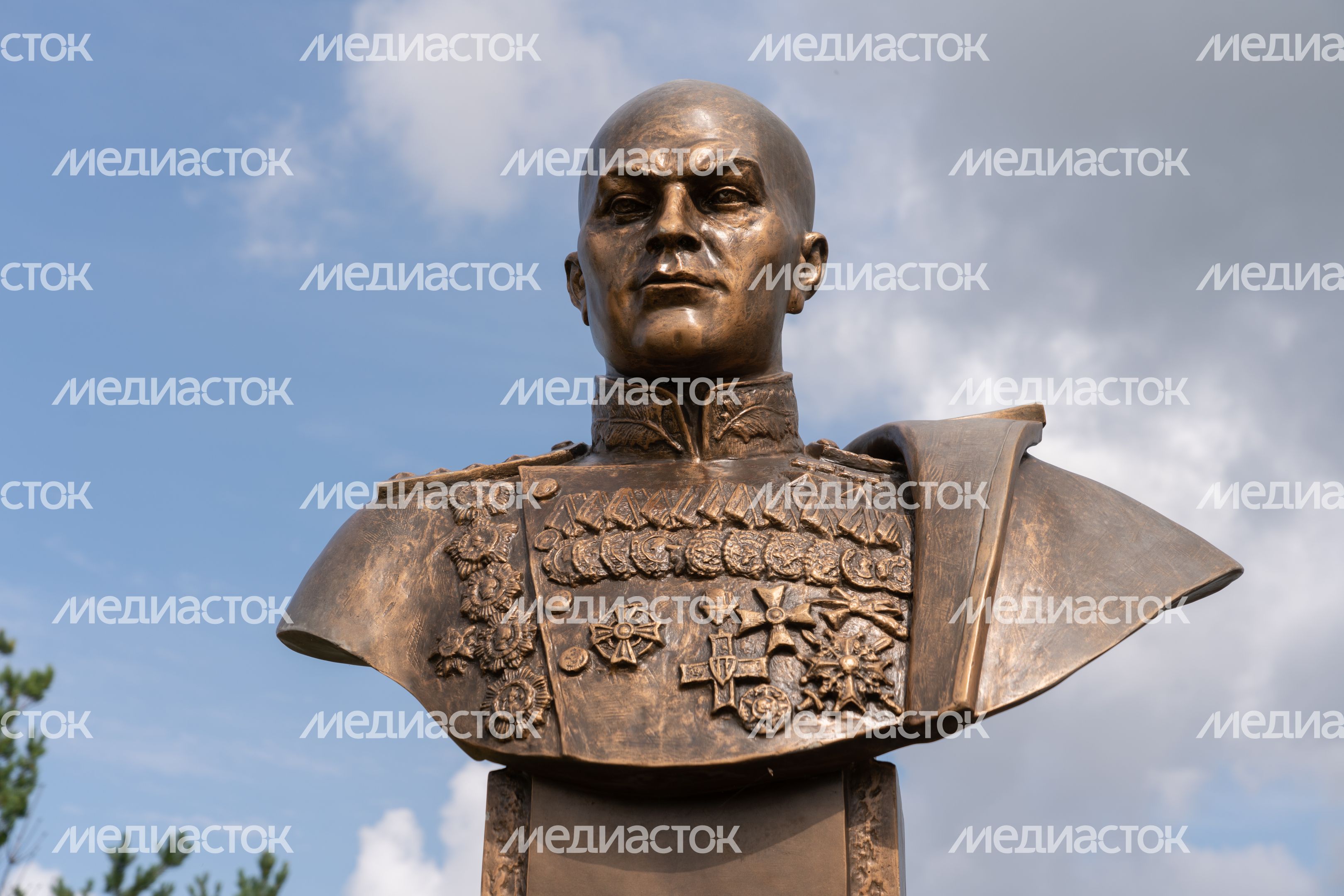 Лотошино. Памятник генералу Д.Д. Лелюшенко Лотошино. Памятник генералу Д.Д. Лелюшенко