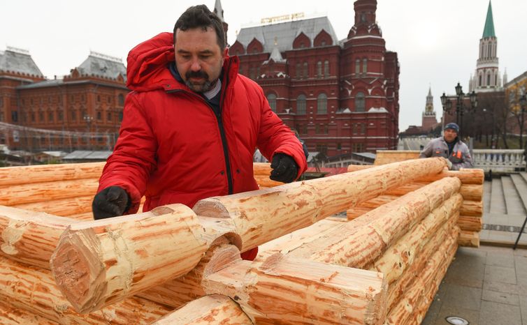 Монтаж инсталляций для фестиваля «Московская Масленица» на Манежной площади
