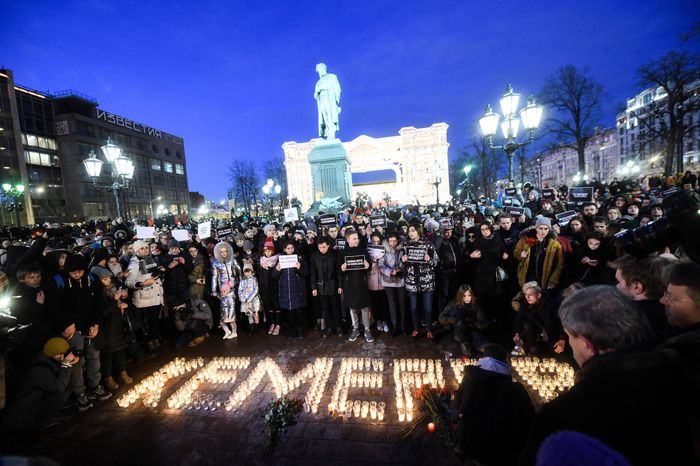 Акция в память о погибших в Кемерове на Пушкинской площади в Москве