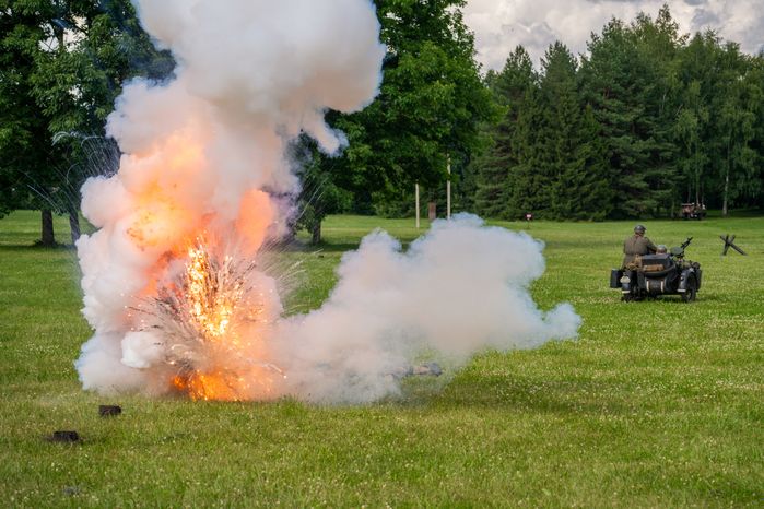 Реконструкция боя на военно-историческом фестивале «Ополчение. По зову сердца» в музее-заповеднике «Горки Ленинские»