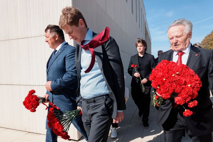 Александр Воробьев, Василий Кузнецов и Ростислав Мединский возложили цветы