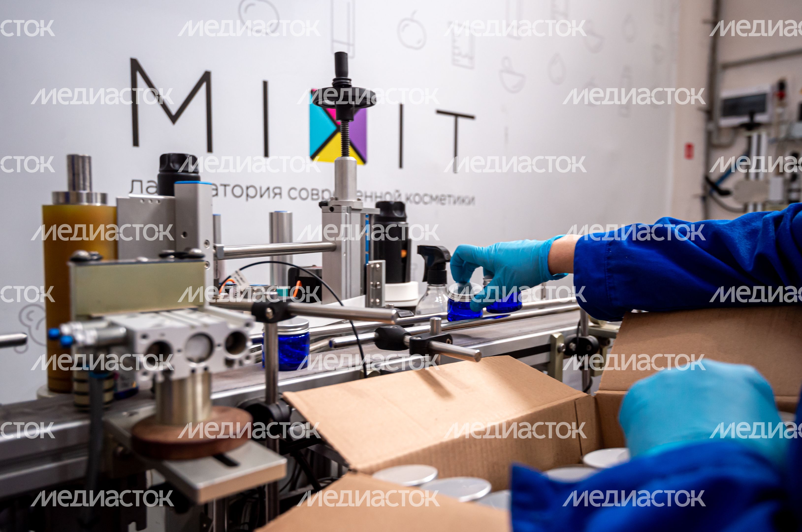 Процесс работы фабрики косметического бренда Mixit