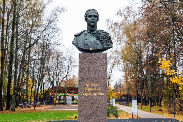 Бюст М.Ю. Лермонтова в городском парке культуры и отдыха Солнечногорска осенью