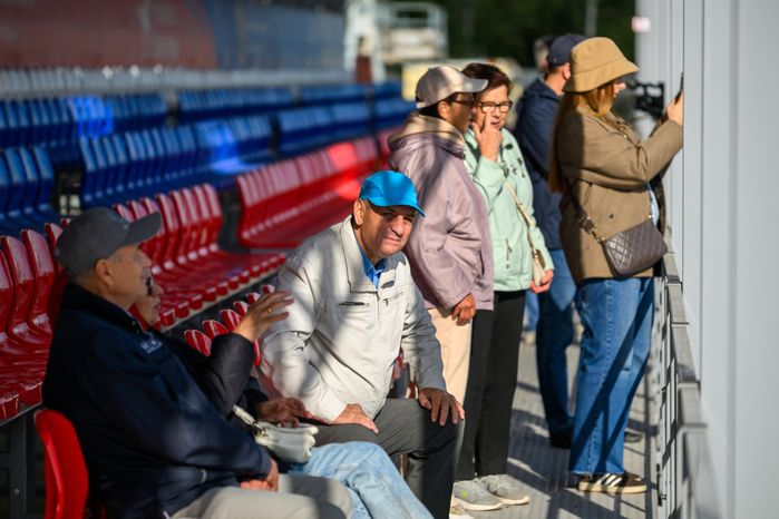 Зрители Чемпионата России для лошадей орловской рысистой породы на Раменском ипподроме