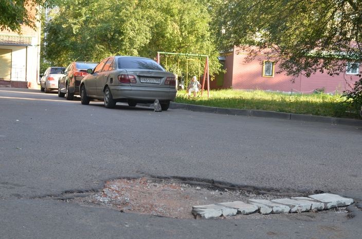 Асфальтная яма на Революционном проспекте в Подольске
