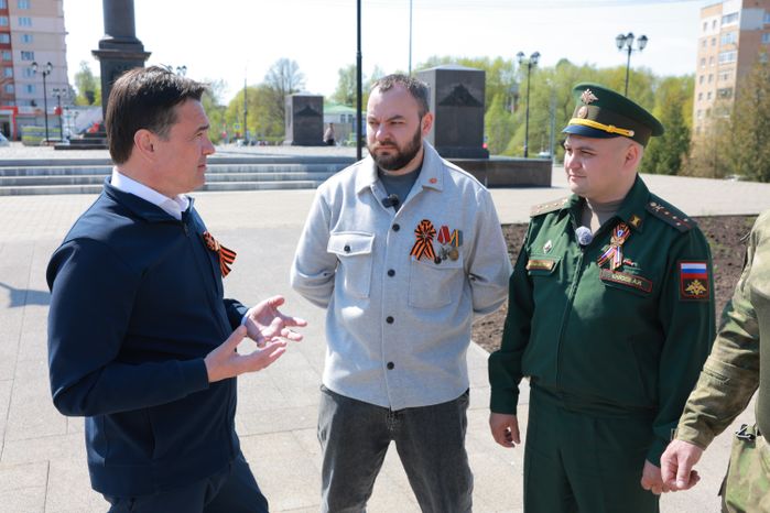 Андрей Воробьев вместе с ветеранами СВО возложил цветы к стеле в Можайске