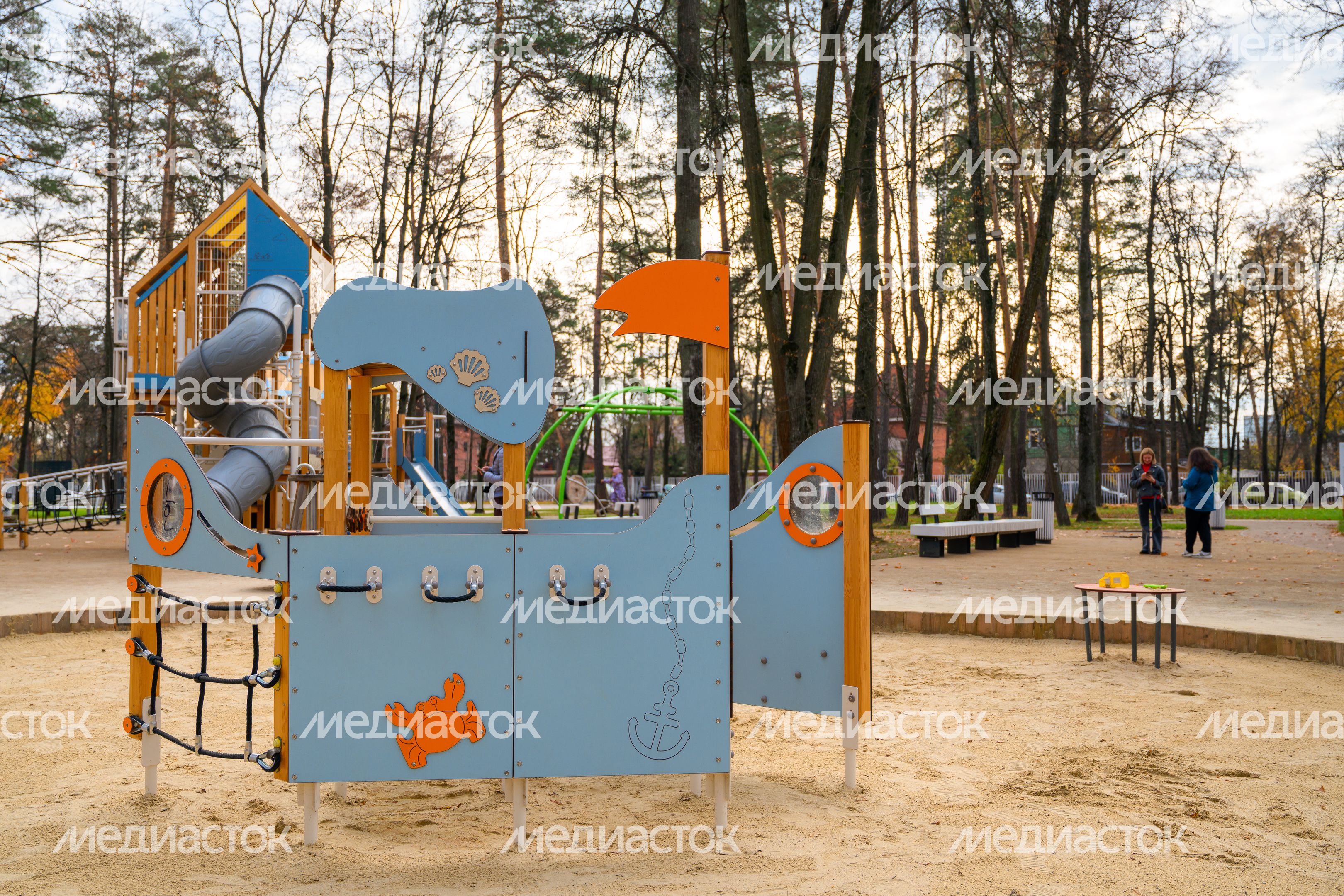 Детская площадка в Летнем парке Малаховки округа Люберцы осенью Детская площадка в Летнем парке Малаховки округа Люберцы осенью