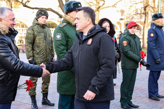 Андрей Воробьев возложил цветы к Вечному огню вместе с героями СВО и волонтерами