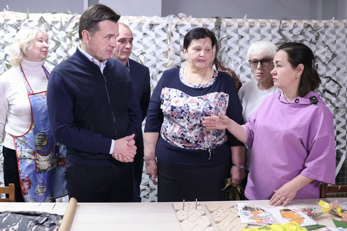 Андрей Воробьев посетил мастерскую волонтерского объединения «Zамаскируем СВОих»