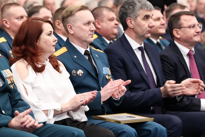 Сотрудников МЧС поздравили с Днем спасателя и 35-летием ведомства