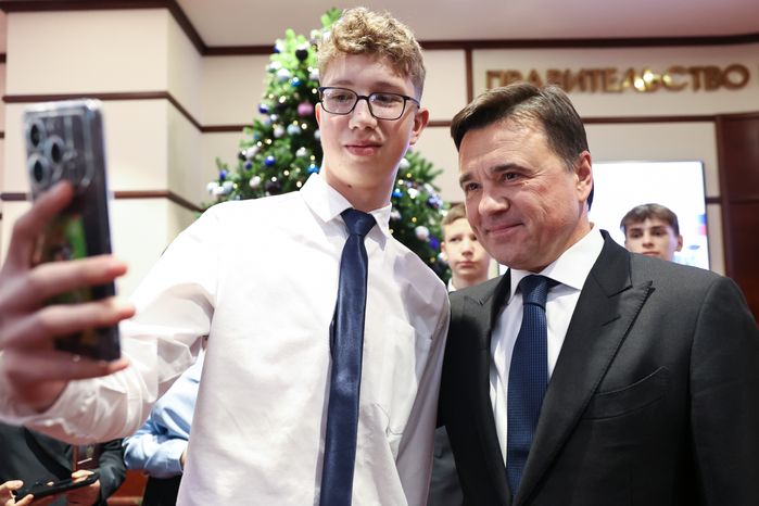 Андрей Воробьев вручил первые паспорта юным жителям Подмосковья