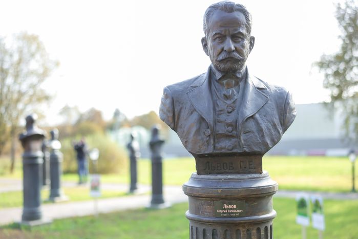 Бюст Георгия Львова в Аллее правителей в усадьбе Татищева под Солнечногорском
