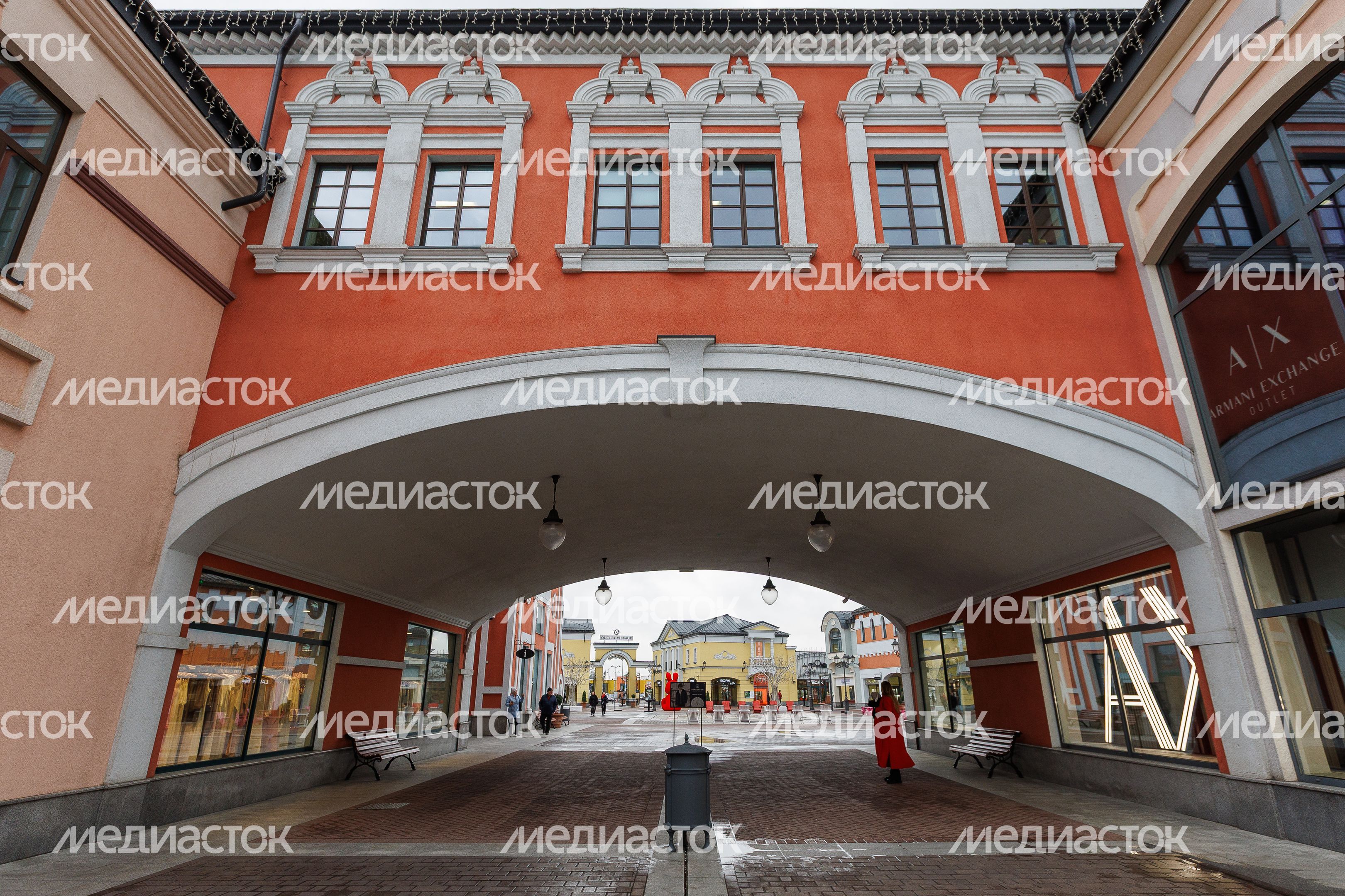 Торговый центр «Outlet Village Белая Дача» в Котельниках осенью Торговый центр «Outlet Village Белая Дача» в Котельниках осенью