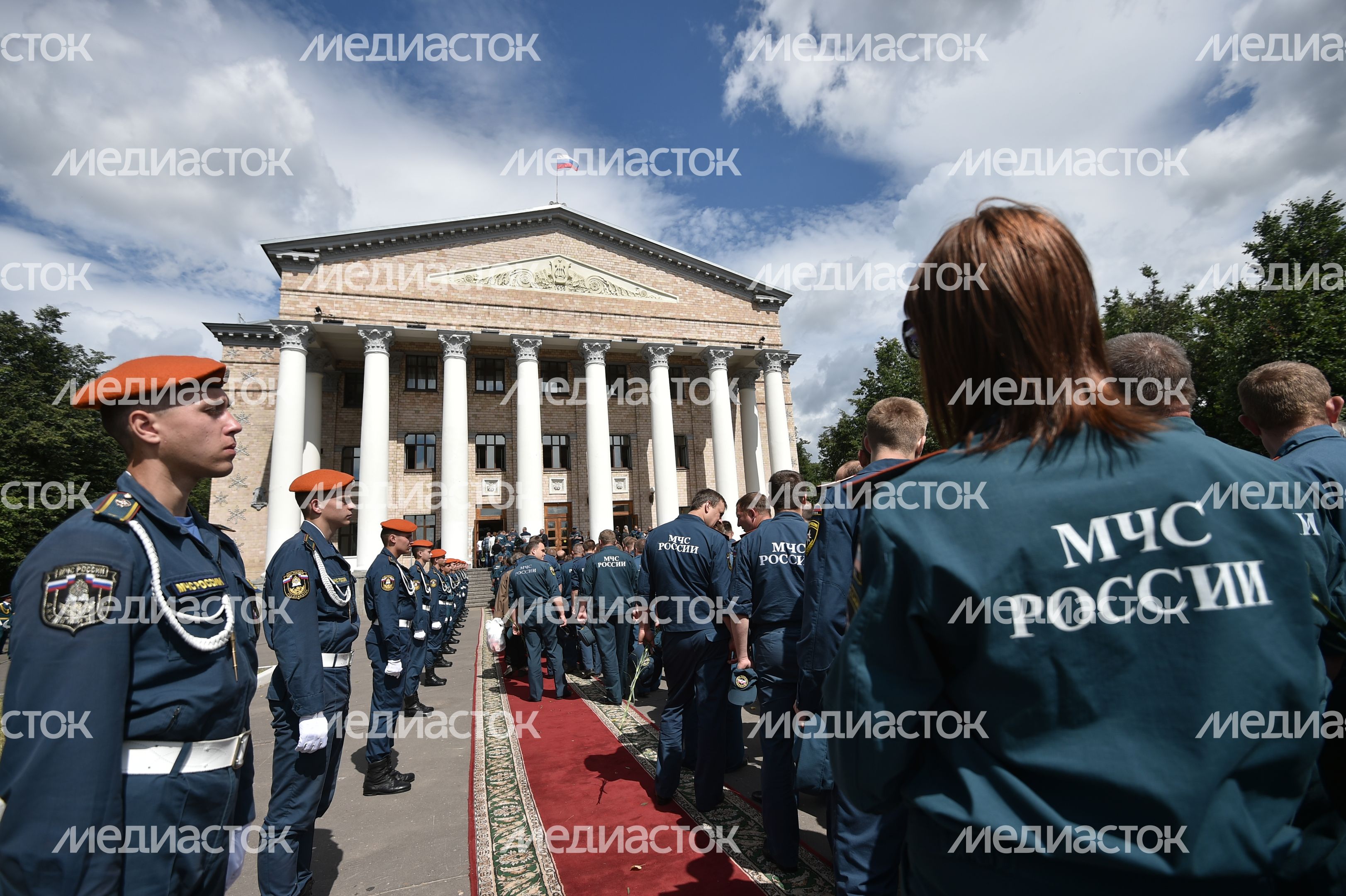 Прощание с погибшими членами экипажа самолета Ил-76 в Жуковском