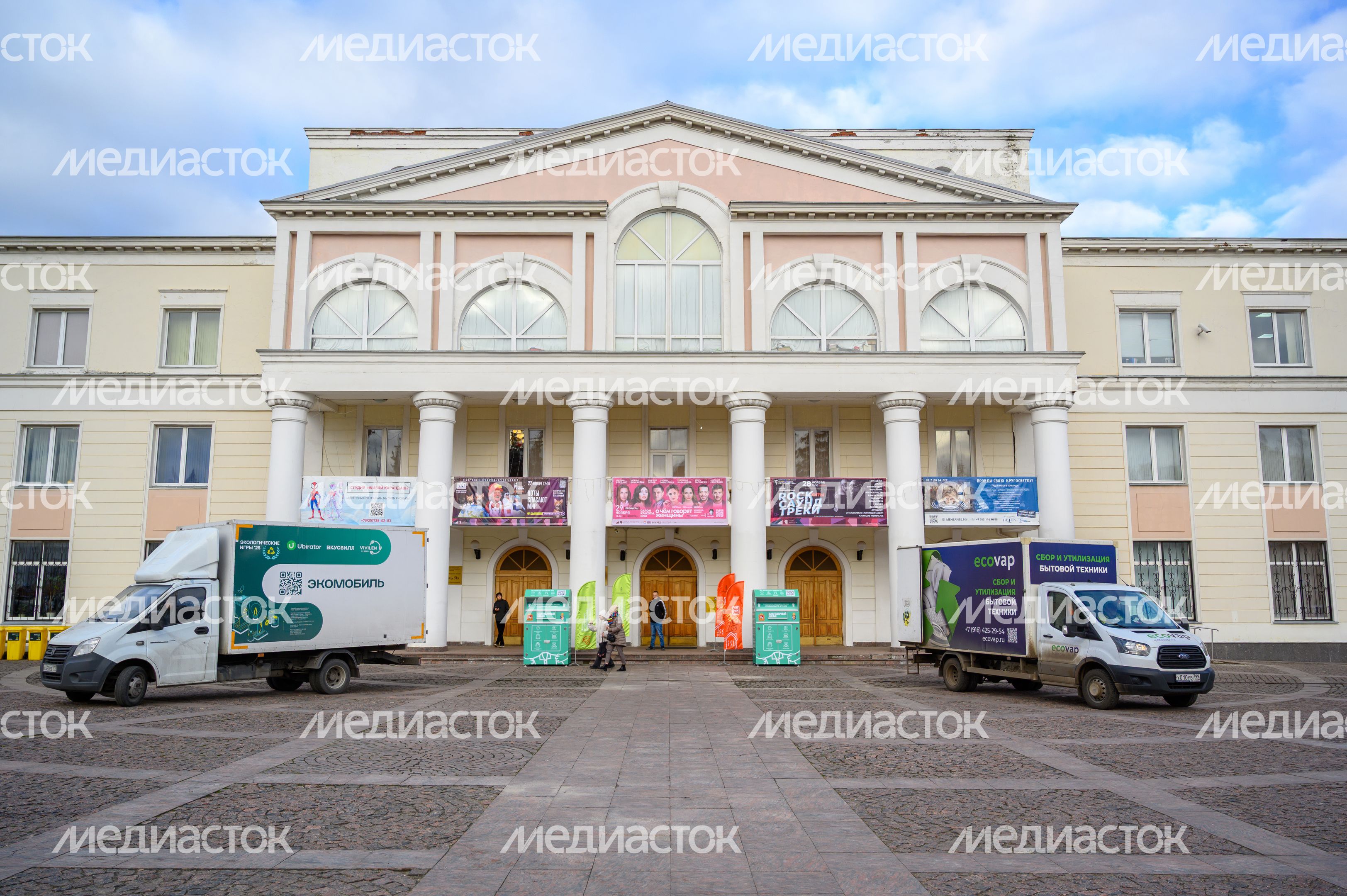 Экомобиль у ДК «Вперед» в День вторичной переработки в Долгопрудном Экомобиль у ДК «Вперед» в День вторичной переработки в Долгопрудном