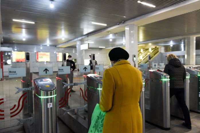 Проверка электронных пропусков в московском метро