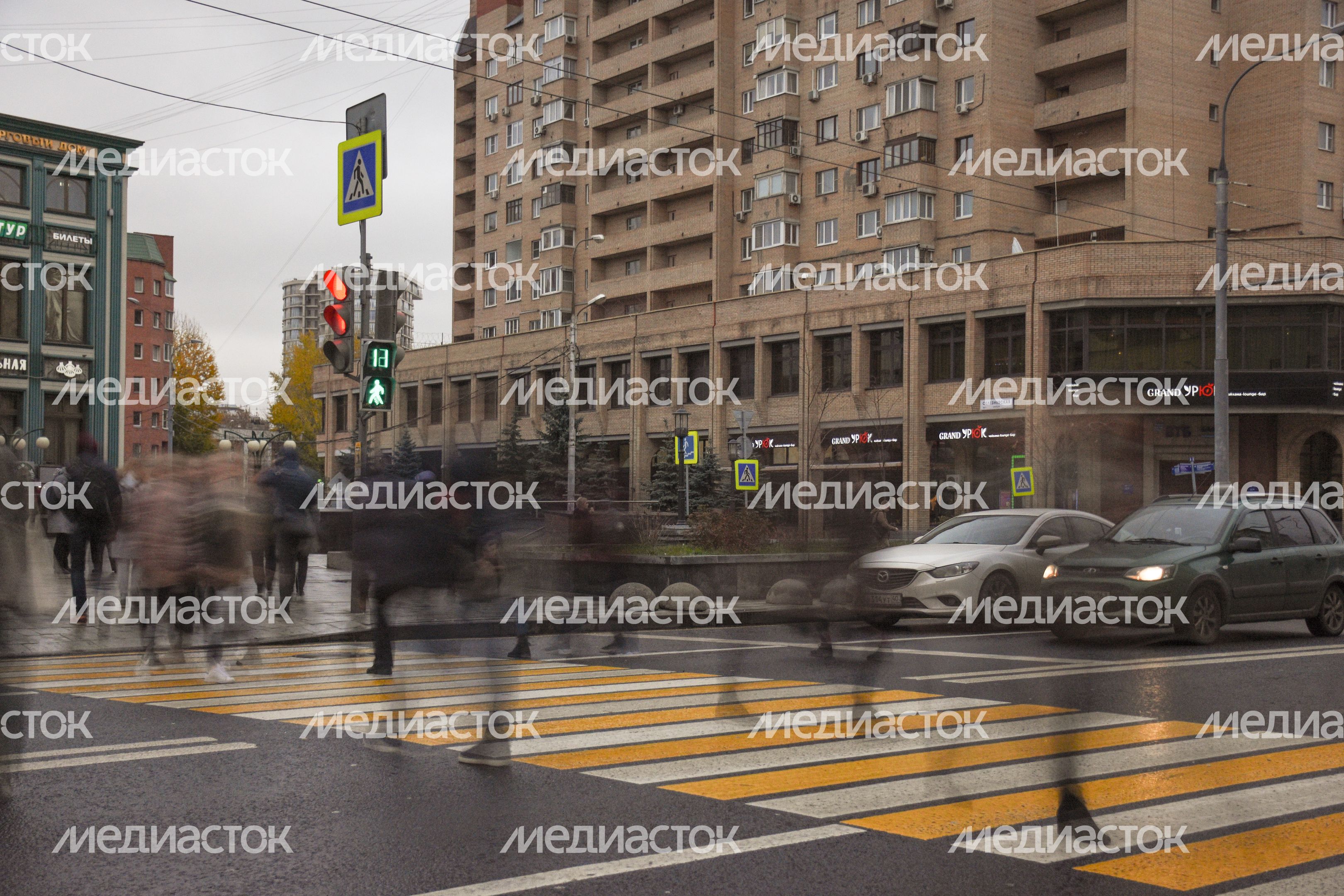 Повседневная жизнь города в Москве осенью