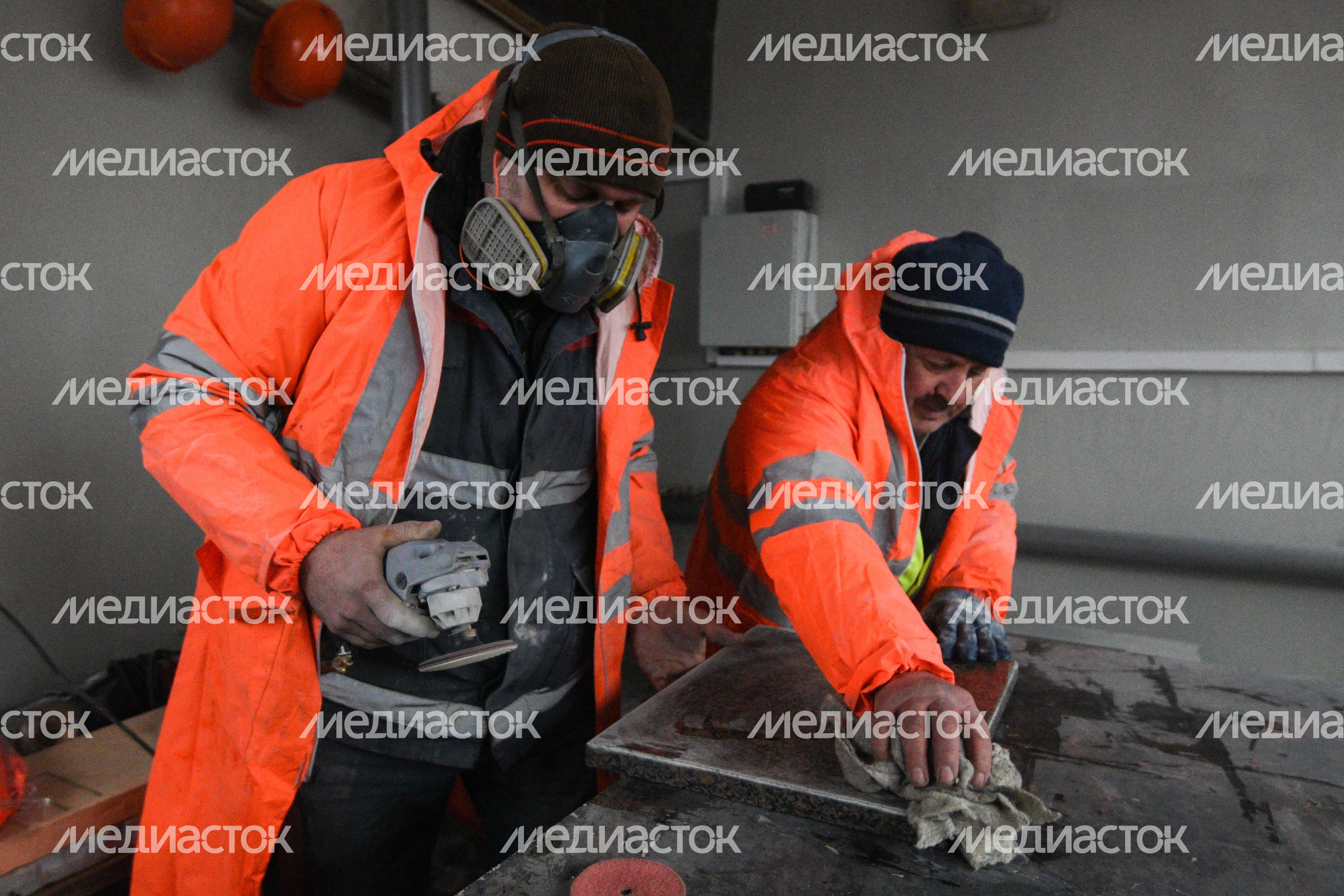 Процесс обработки гранитного камня специалистами ГБУ «Гормост» для облицовки стен подземных пешеходных переходов в Москве