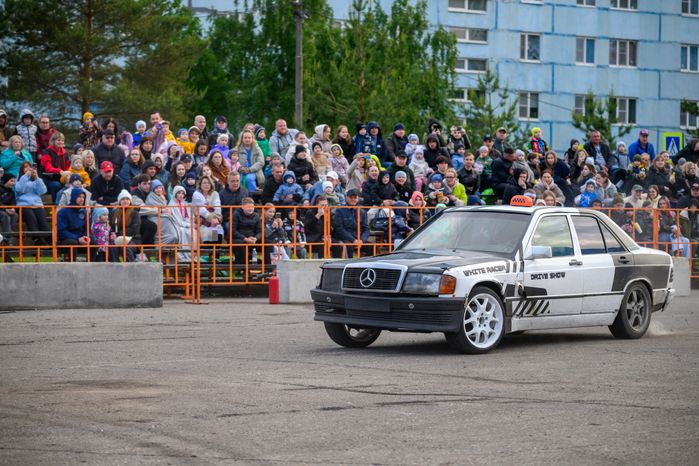Невероятные трюки на автомобилях на шоу каскадеров в Чехове