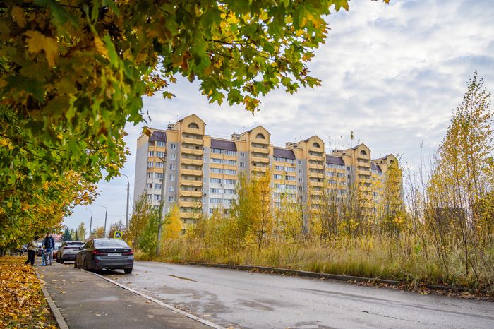 Многоквартирный дом в микрорайоне Авиационный в Домодедово осенью