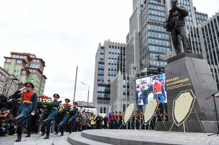 В Москве торжественно открыли памятник Михаилу Калашникову