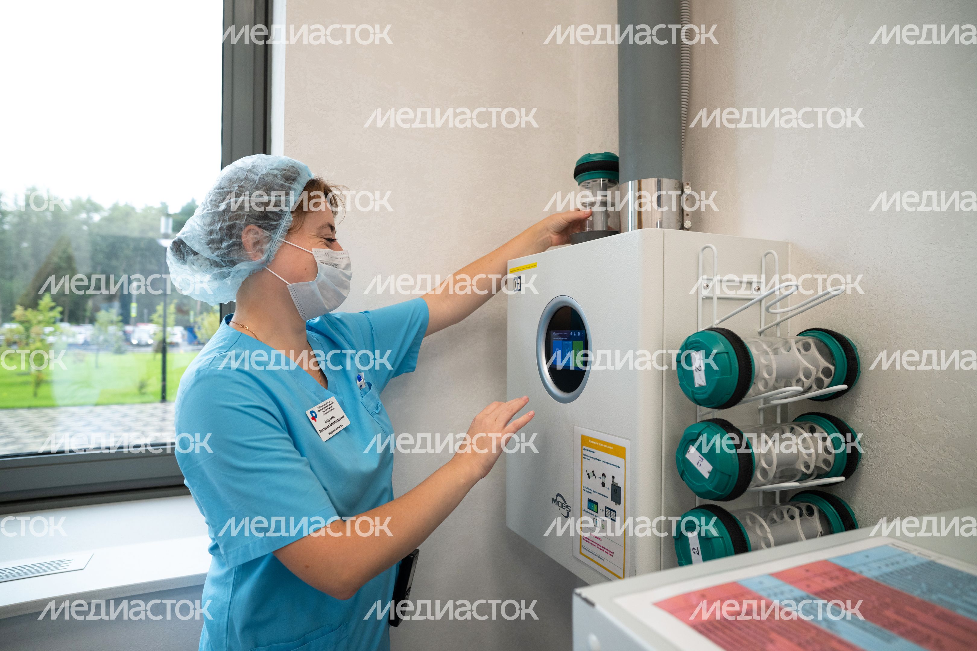 Медсестра отправляет пневмопочту с медицинского поста Детского клинического центра им. Л. Рошаля в Красногорске Медсестра отправляет пневмопочту с медицинского поста Детского клинического центра им. Л. Рошаля в Красногорске