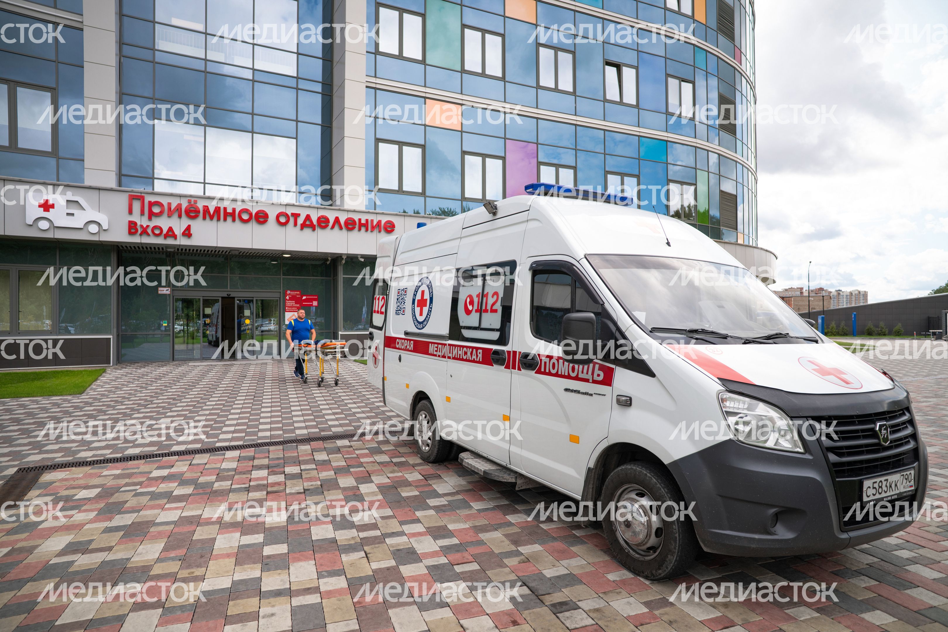 Скорая помощь у приемного отделения Детского клинического центра им. Л.М. Рошаля в Красногорске Скорая помощь у приемного отделения Детского клинического центра им. Л.М. Рошаля в Красногорске