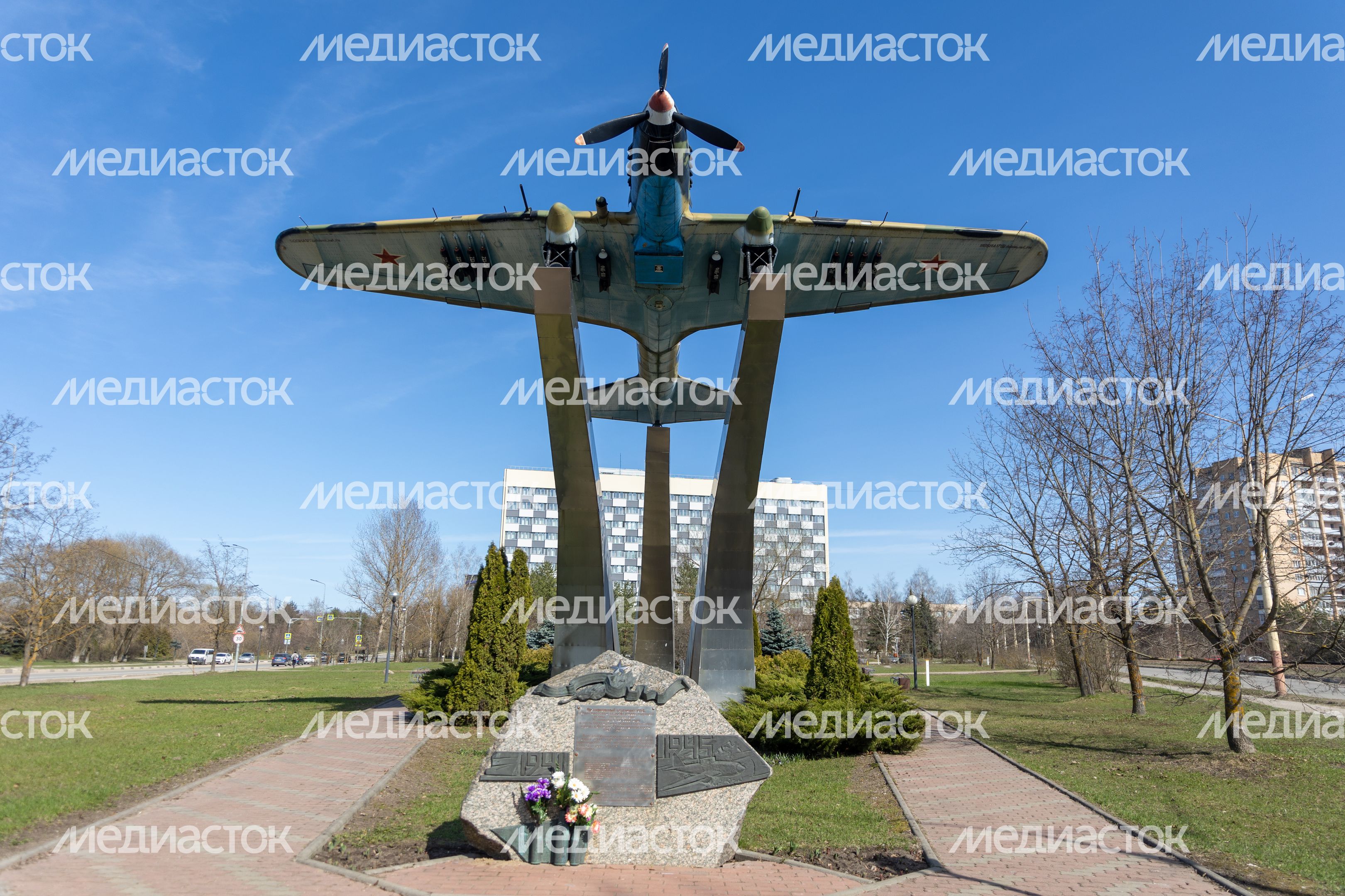 Памятник самолету Ил-2 Памятник самолету Ил-2