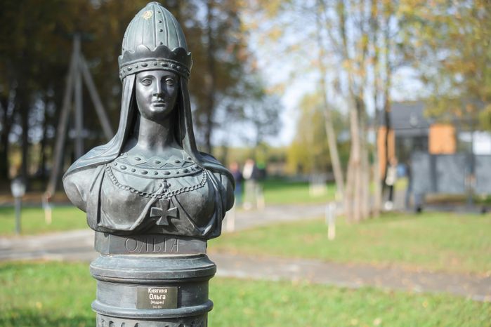 Бюст княгини Ольги в Аллее правителей в усадьбе Татищева под Солнечногорском